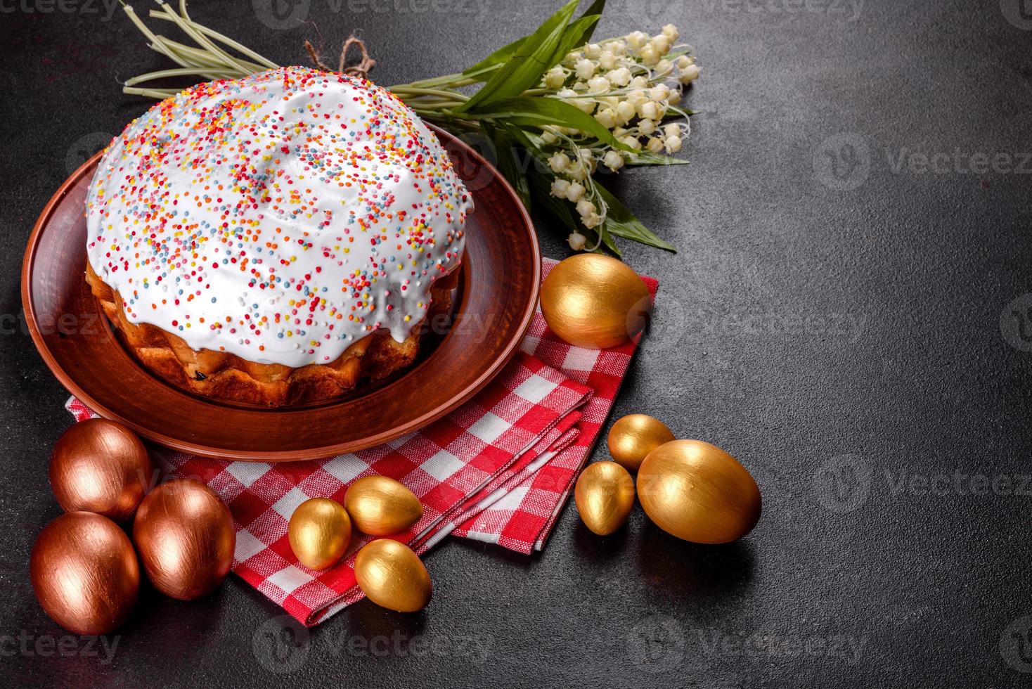 uova di pasqua oro e bronzo e torta di pasqua su sfondo scuro foto