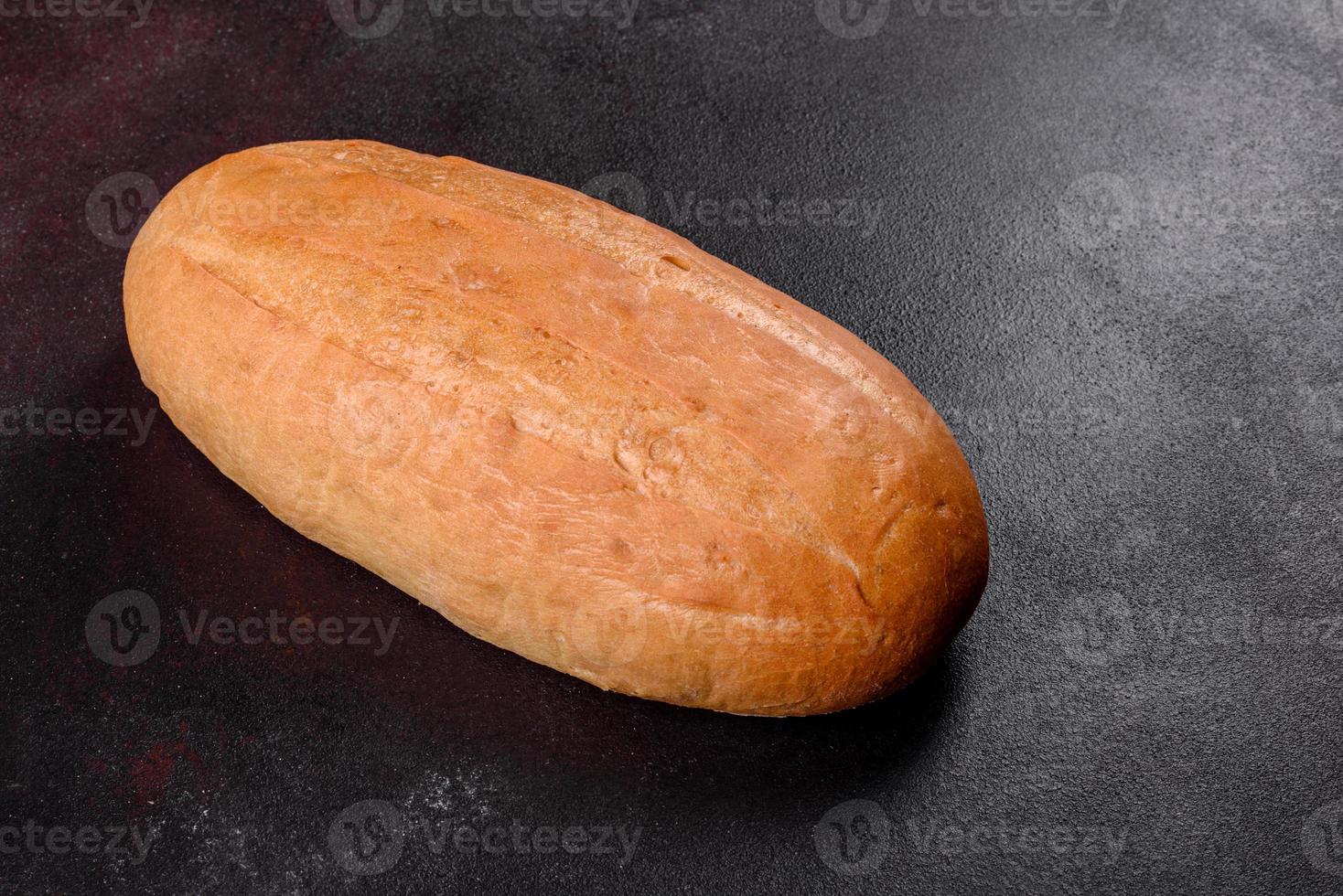 pane bianco appena sfornato su uno sfondo di cemento marrone foto