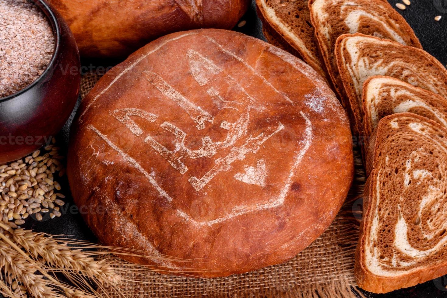 pane nero appena sfornato con stemma dell'Ucraina foto