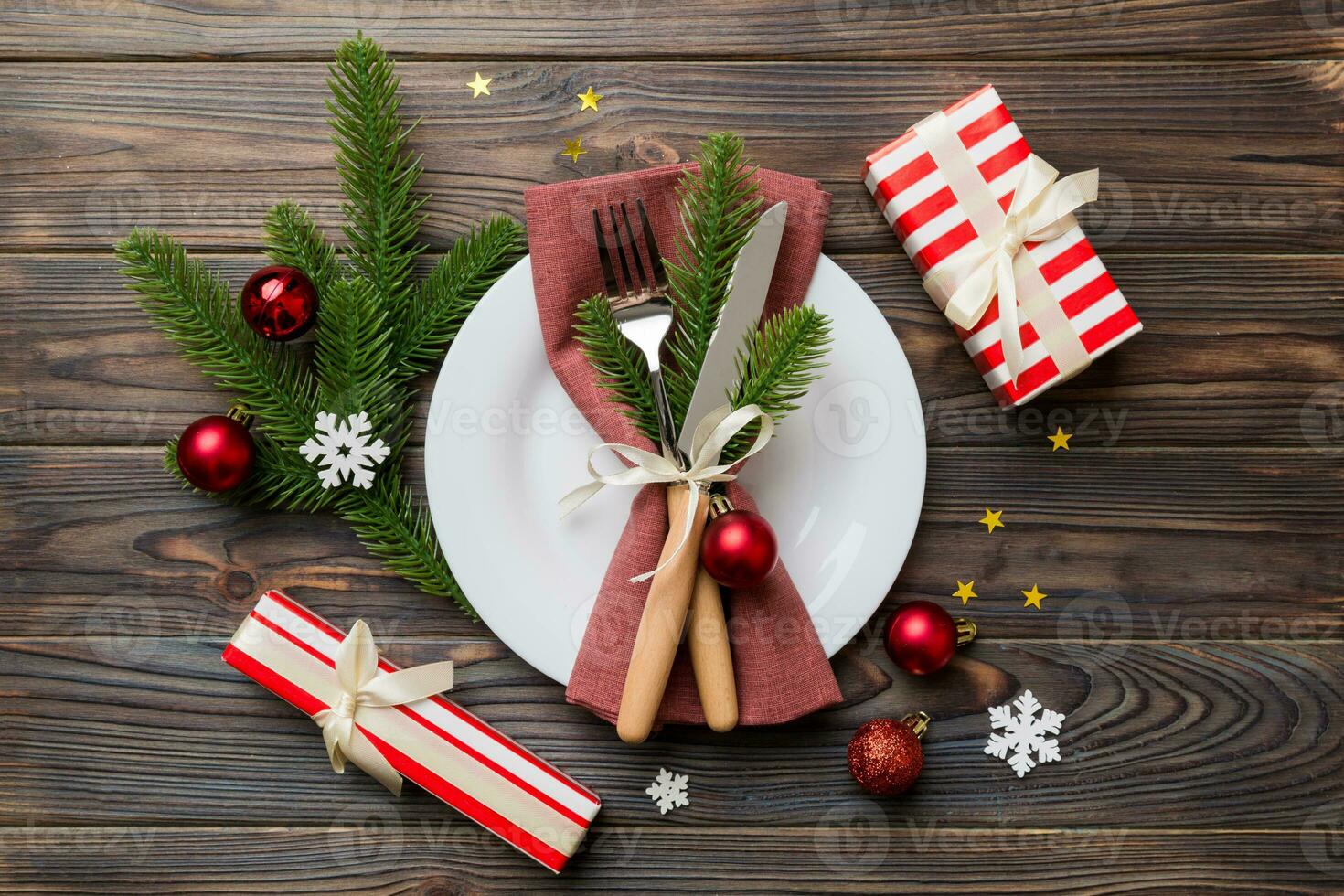 Natale tavolo posto ambientazione con Natale arredamento e piatti, vacche, forchetta e cucchiaio. Natale vacanza sfondo. superiore Visualizza foto