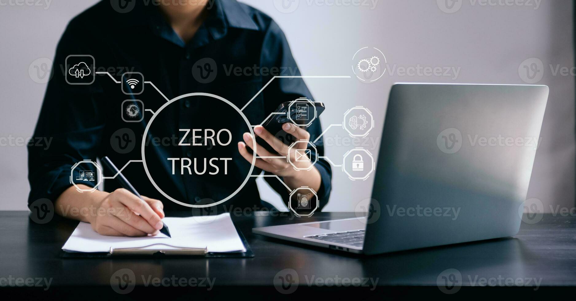 zero fiducia sicurezza concetto persona utilizzando computer e tavoletta con zero fiducia icona su virtuale schermo di dati aziende foto