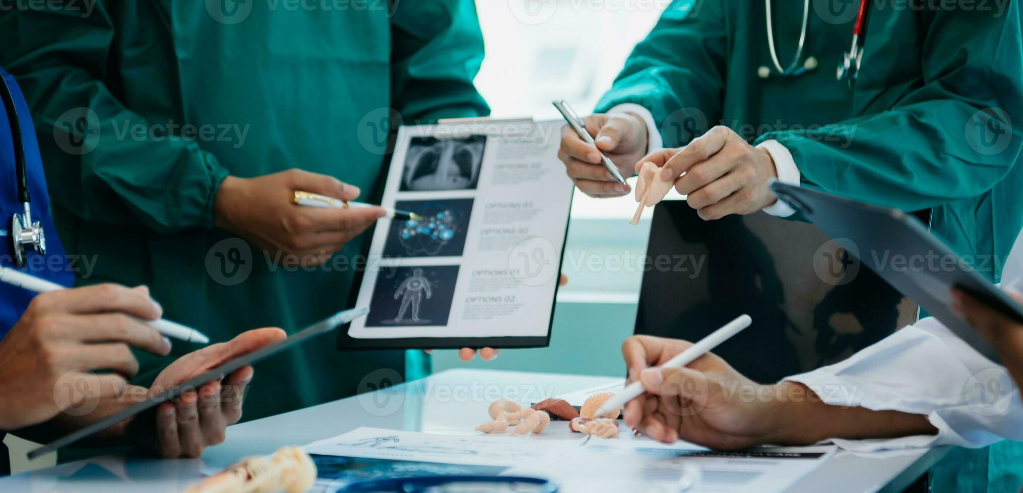 incontro squadra di medico e medico personale consultazione di il trattamento di cuore patologia, polmonite, gastrointestinale e stomaco malattie. e osteoporosi foto