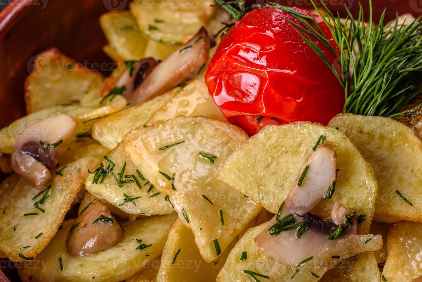 Spicchi rustici di patate con formaggio, erbe e salsa di pomodoro foto