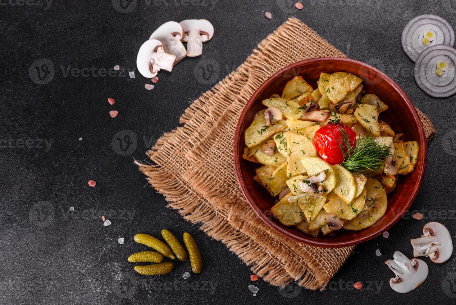 Spicchi rustici di patate con formaggio, erbe e salsa di pomodoro foto