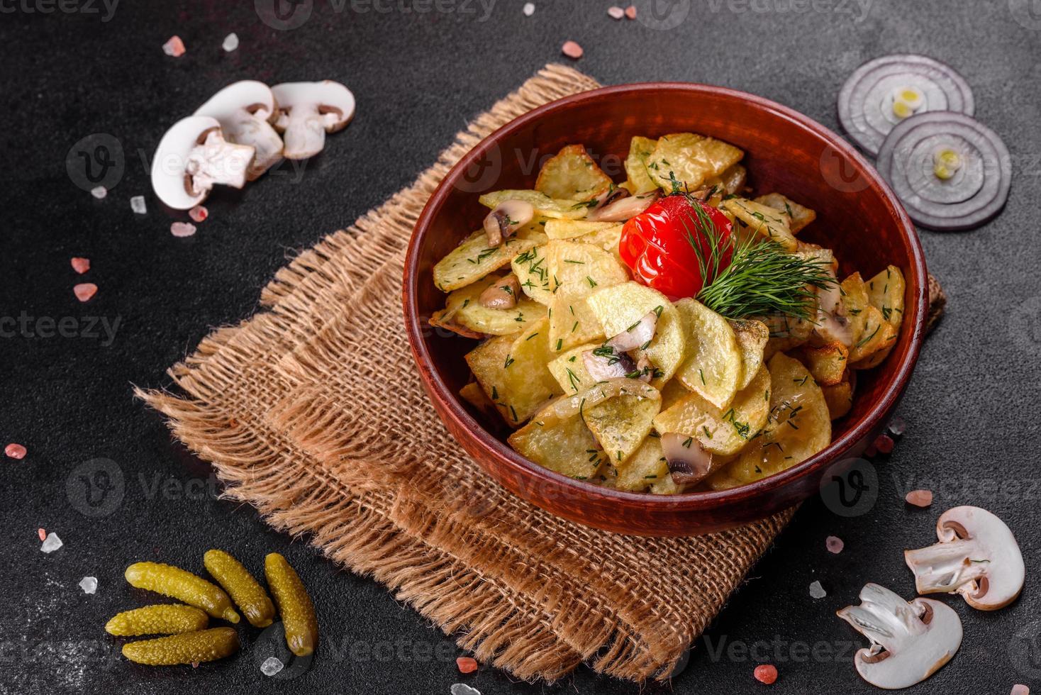 Spicchi rustici di patate con formaggio, erbe e salsa di pomodoro foto