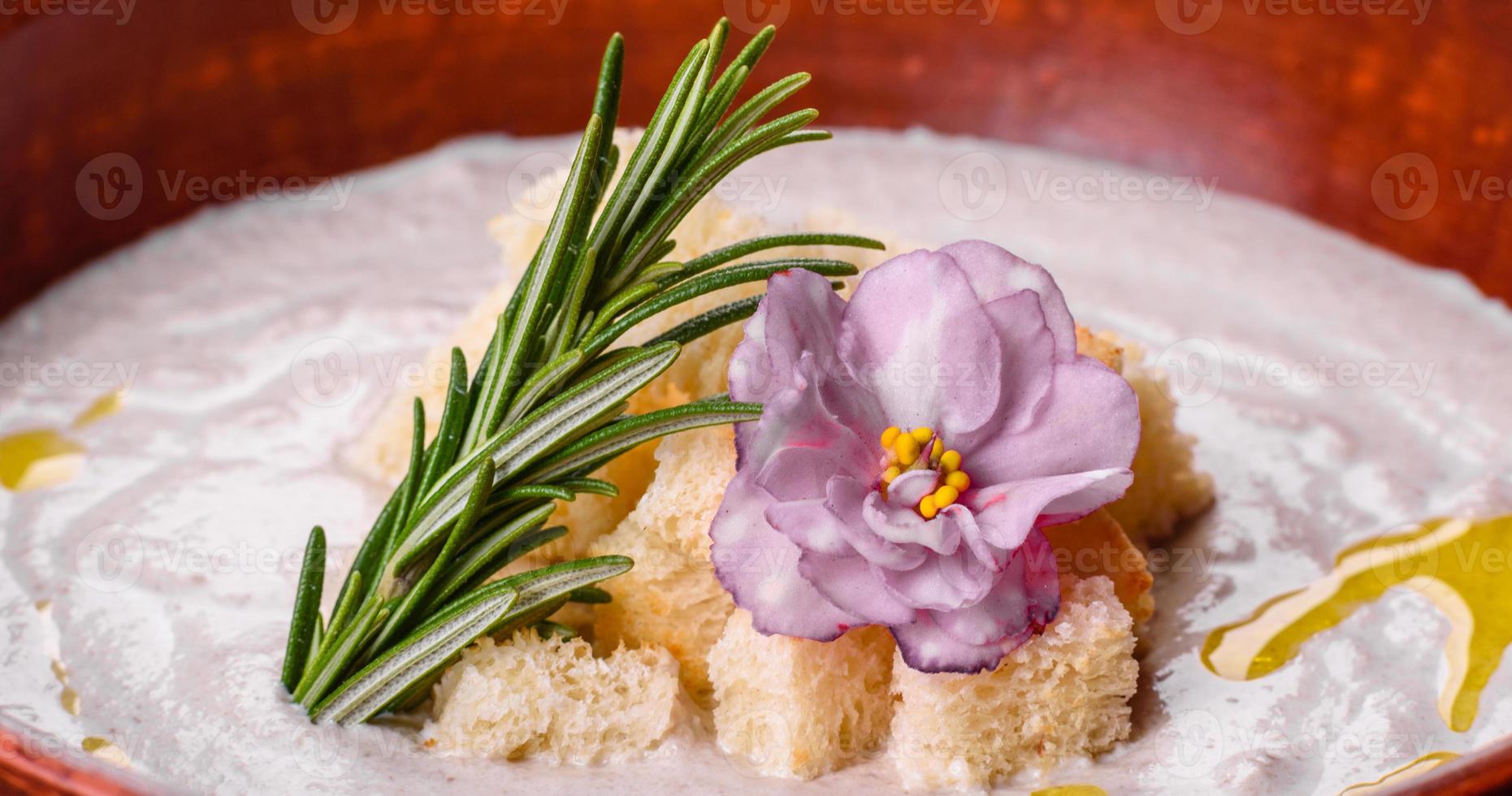 deliziosa zuppa di funghi in un piatto marrone con un cucchiaio di legno foto