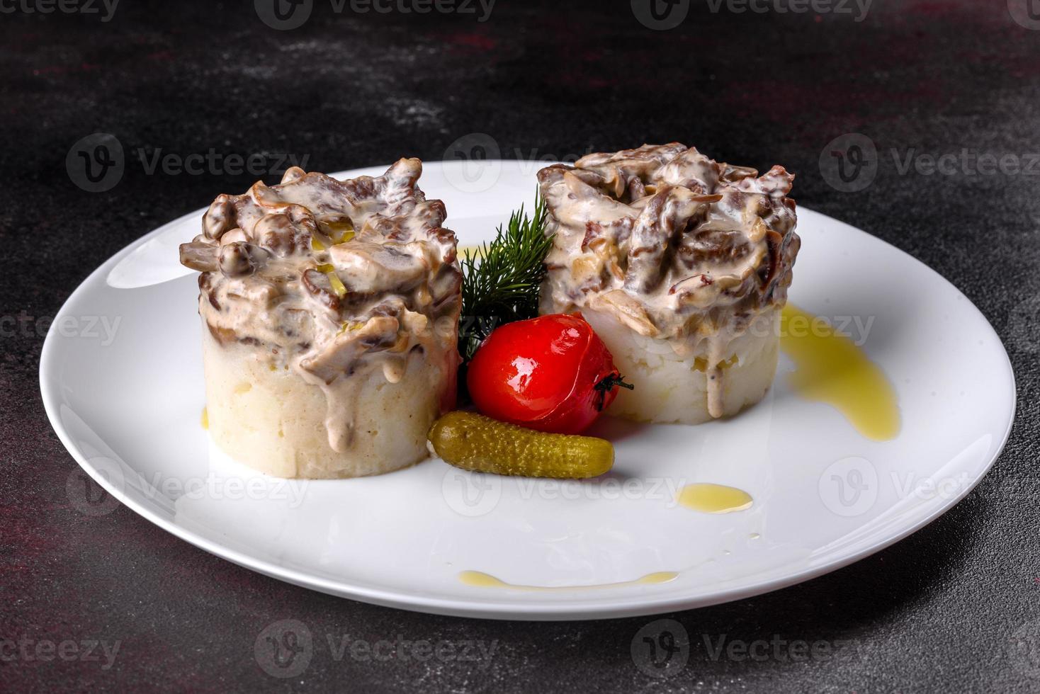 buonissimo manzo alla Stroganoff con soffice purè di patate foto