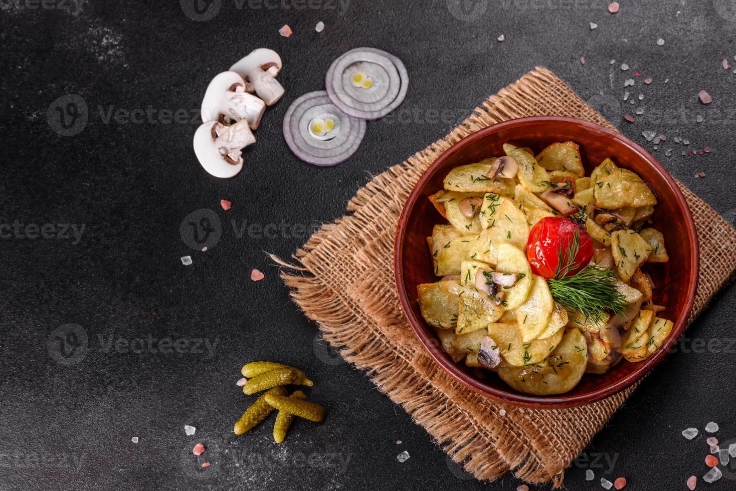 Spicchi rustici di patate con formaggio, erbe e pomodoro foto