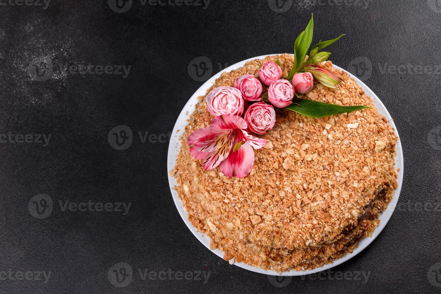 fresca deliziosa torta napoleone con crema su uno sfondo scuro foto