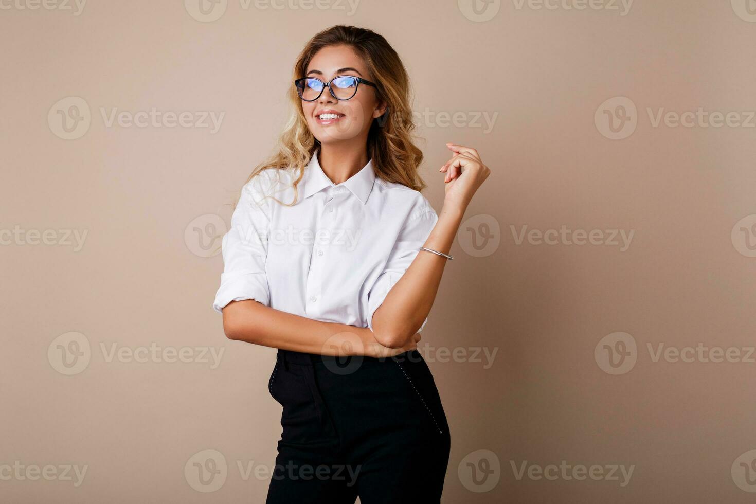 attraente riuscito attività commerciale donna con Candido Sorridi guardare a telecamera. insegnante o impiegato. beige sfondo. foto