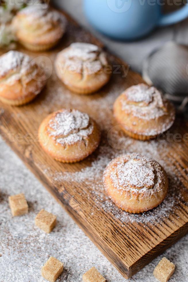 cupcakes appena sfornati di farina di riso con banana e vaniglia foto