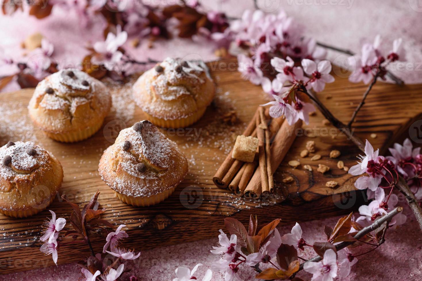 cupcakes appena sfornati di farina di riso con banana e vaniglia foto