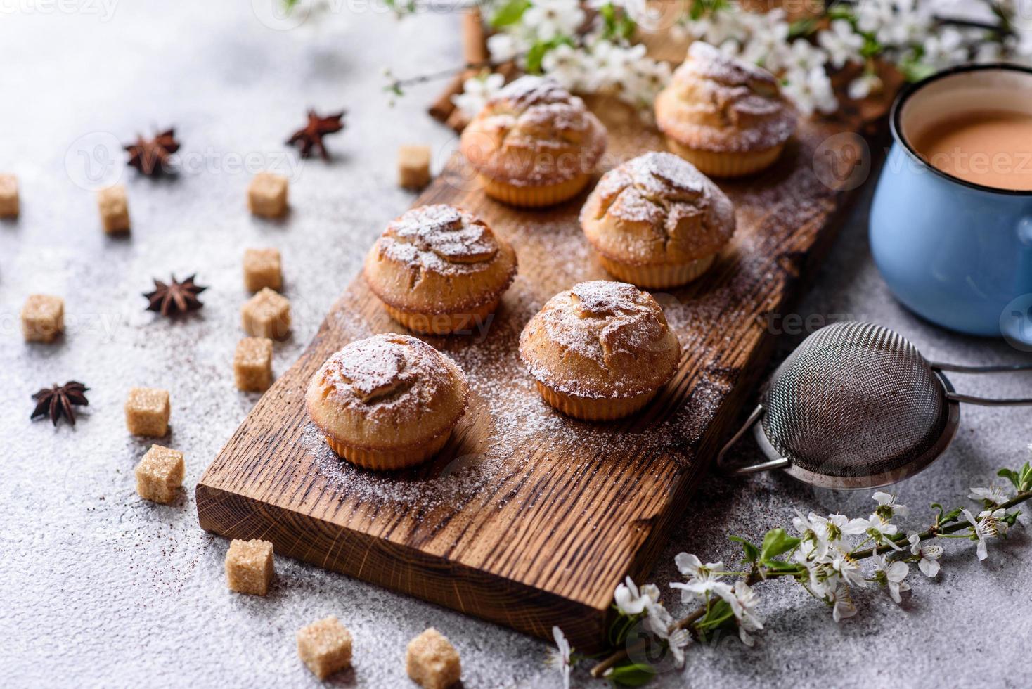 cupcakes appena sfornati di farina di riso con banana e vaniglia foto