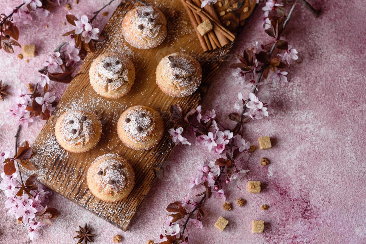 cupcakes appena sfornati di farina di riso con banana e vaniglia foto