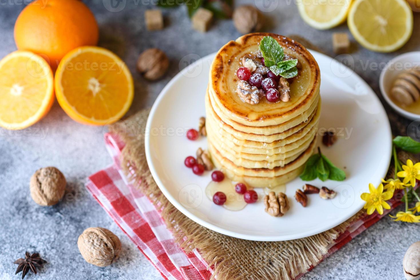 deliziose frittelle fresche e belle con miele di agrumi e marmellata foto