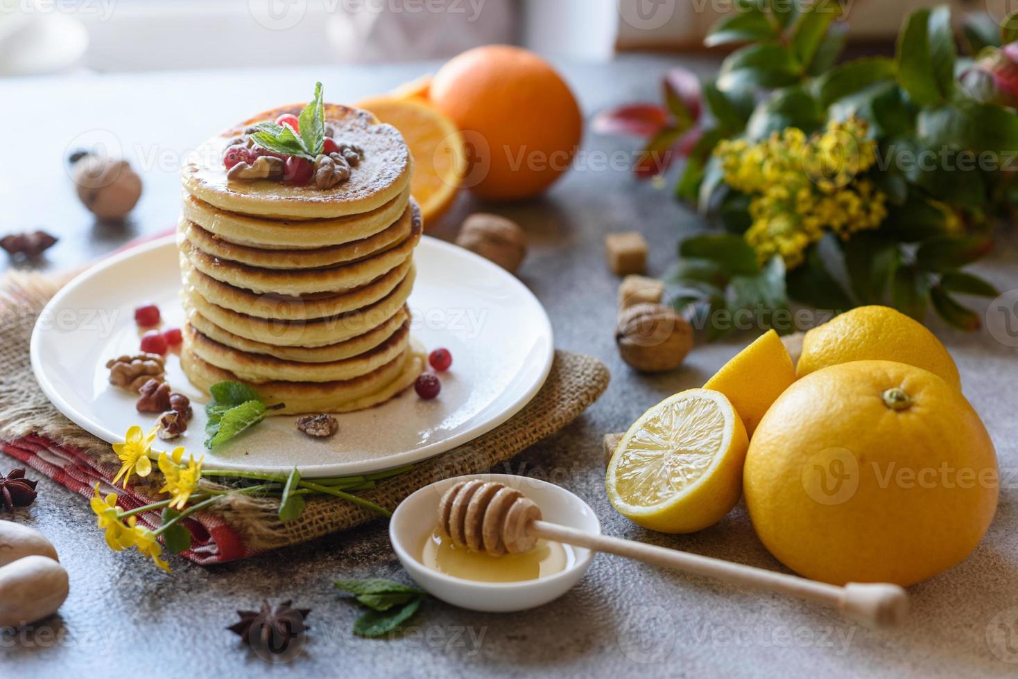 deliziose frittelle fresche e belle con miele di agrumi e marmellata foto