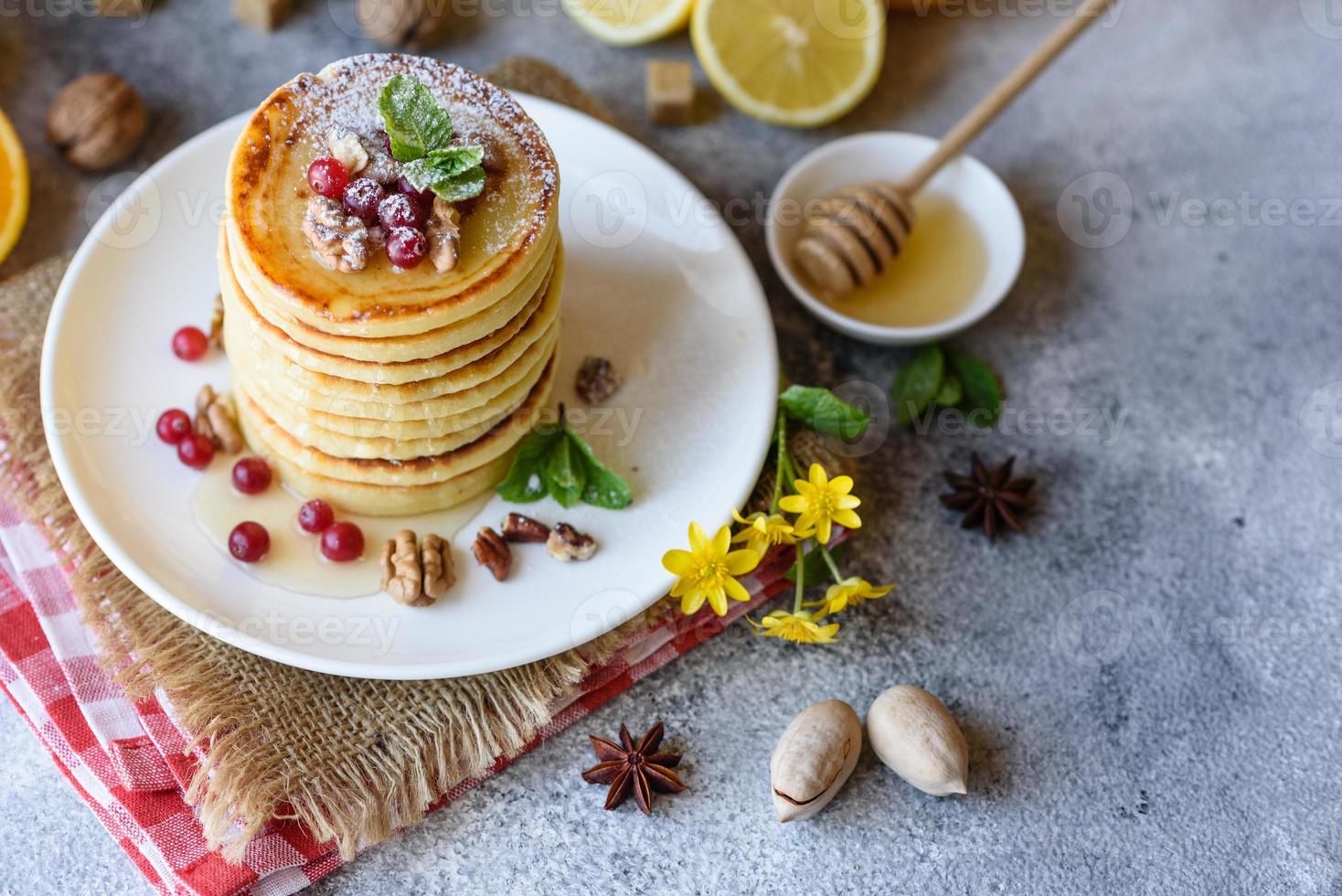 deliziose frittelle fresche e belle con miele di agrumi e marmellata foto