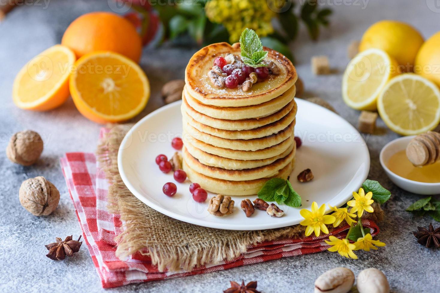 deliziose frittelle fresche e belle con miele di agrumi e marmellata foto