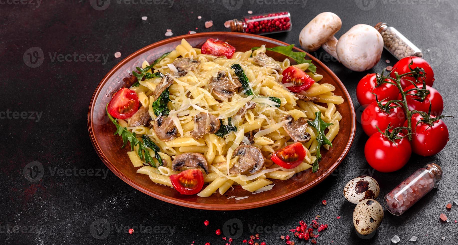 pasta con funghi, formaggio, spinaci, rukkola e pomodorini foto