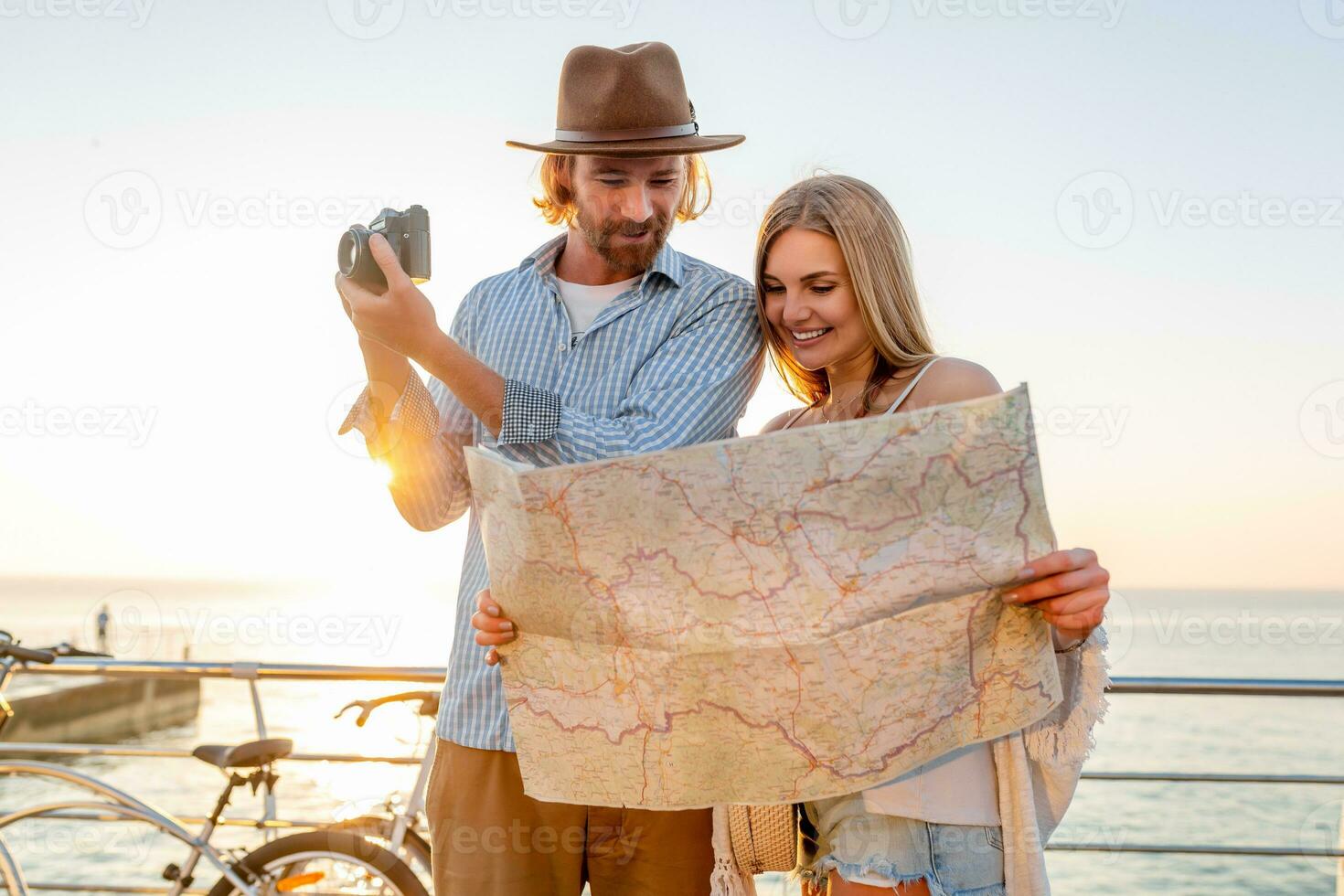 attraente contento coppia in viaggio nel estate su biciclette foto