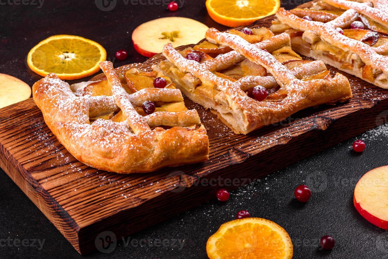 deliziosa torta fresca al forno con mele, pere e frutti di bosco foto