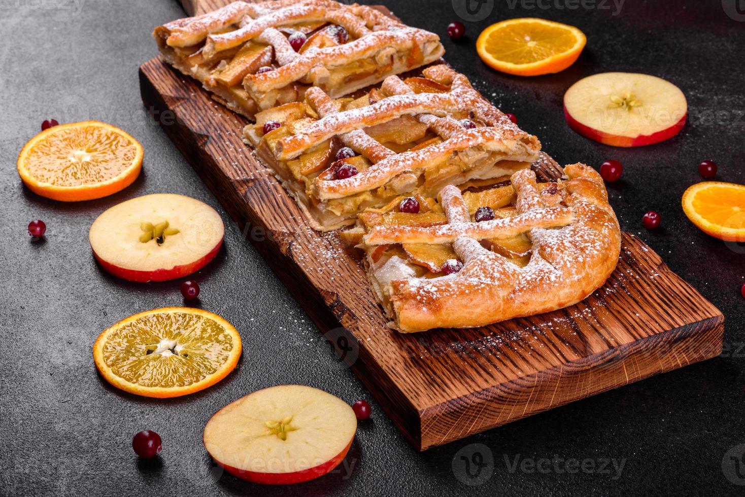 deliziosa torta fresca al forno con mele, pere e frutti di bosco foto