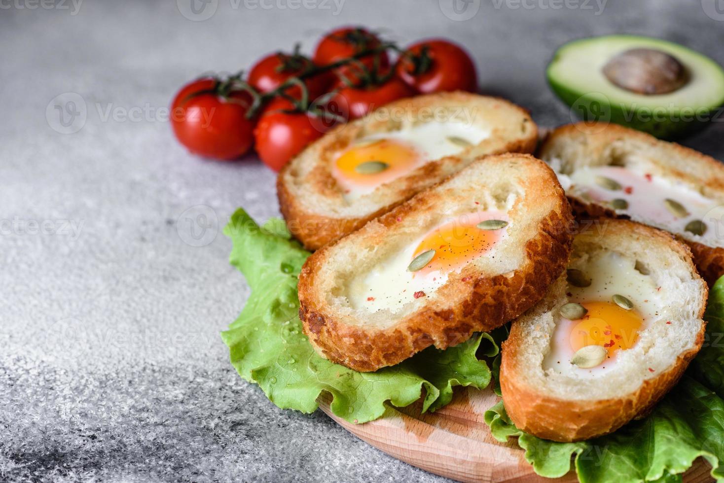 deliziosa colazione con grugniti, uova, avocado e pomodorini foto