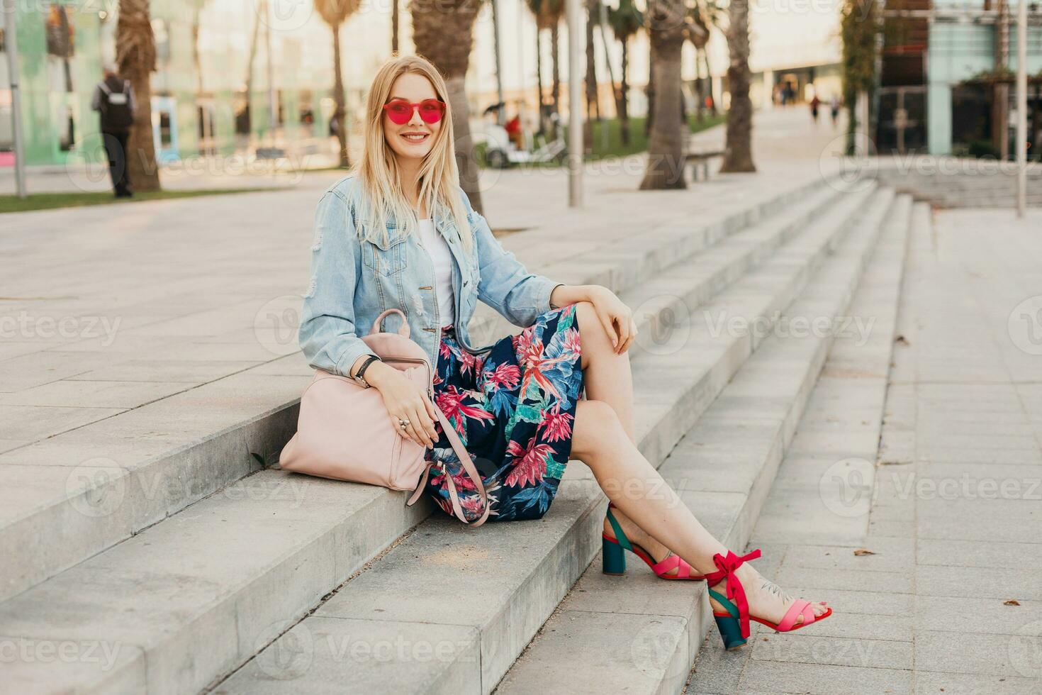 bella sorridente donna seduta nel città strada foto