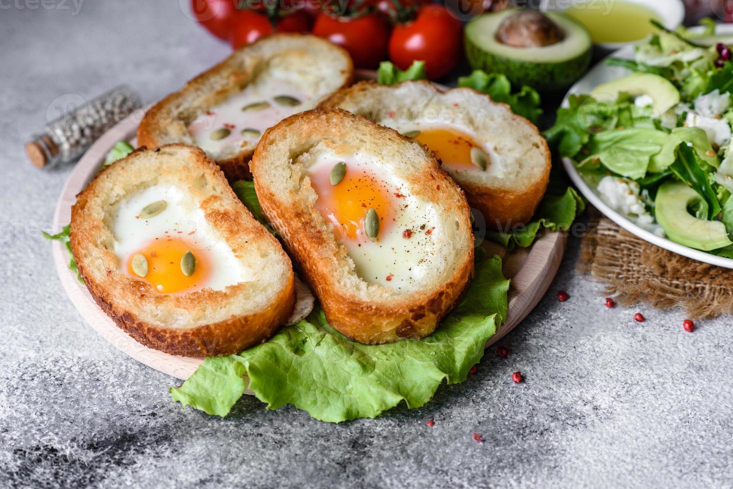 deliziosa colazione con grugniti, uova, avocado e pomodorini foto