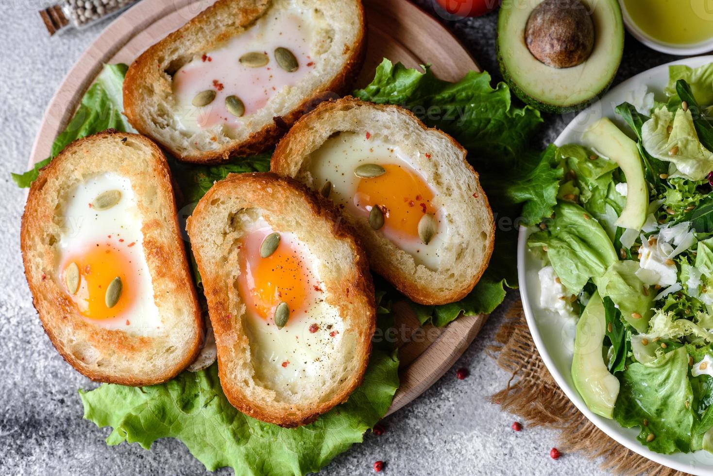 deliziosa colazione con grugniti, uova, avocado e pomodorini foto