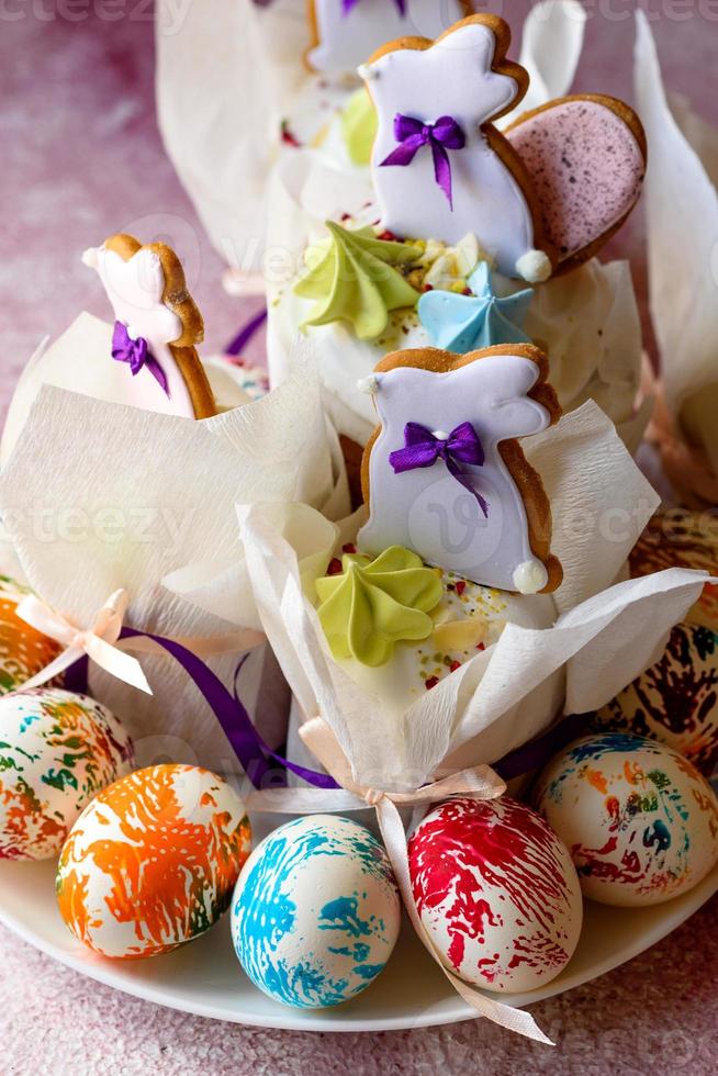 Pasqua uova multicolori luminose con torte di Pasqua foto