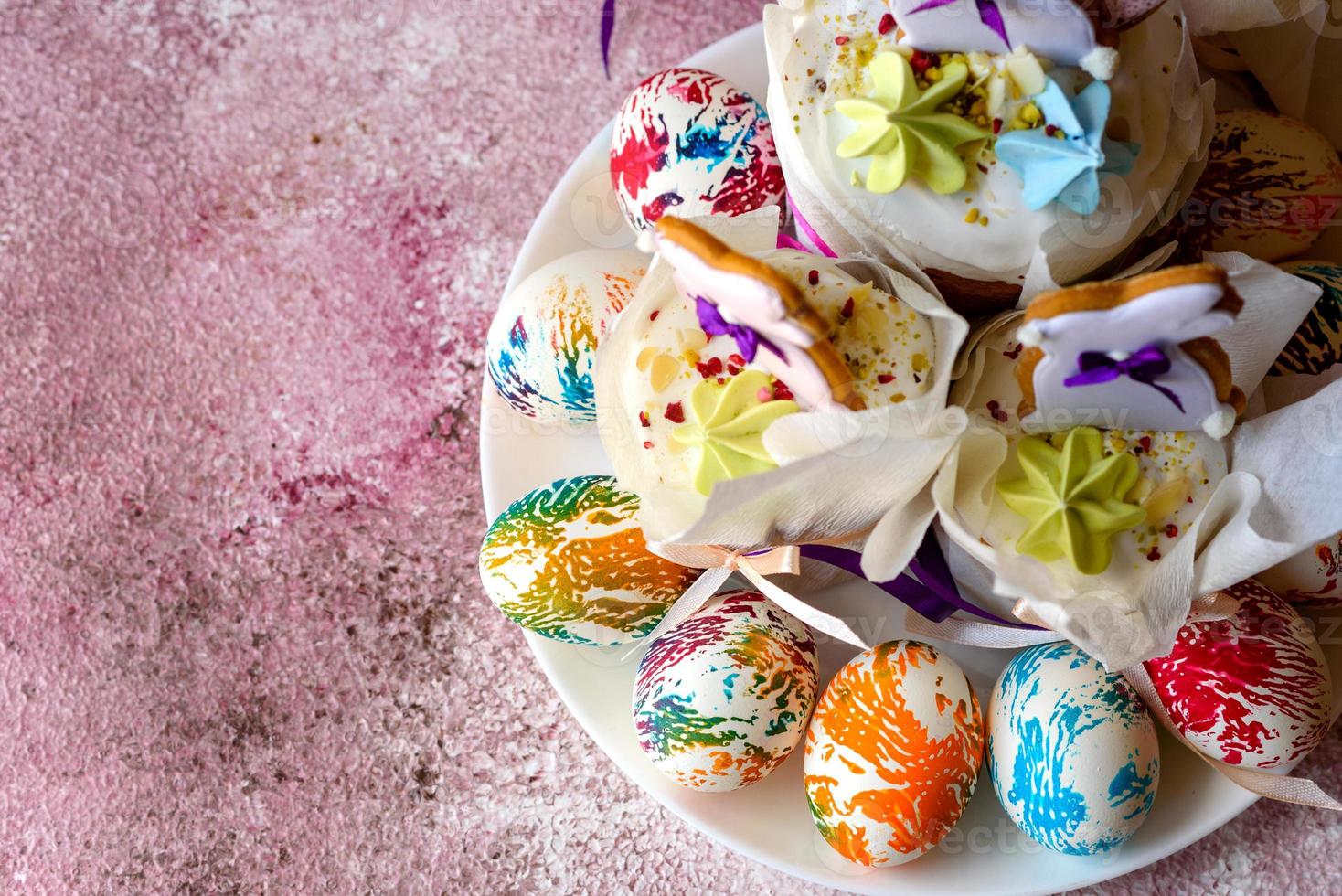 Pasqua uova multicolori luminose con torte di Pasqua foto
