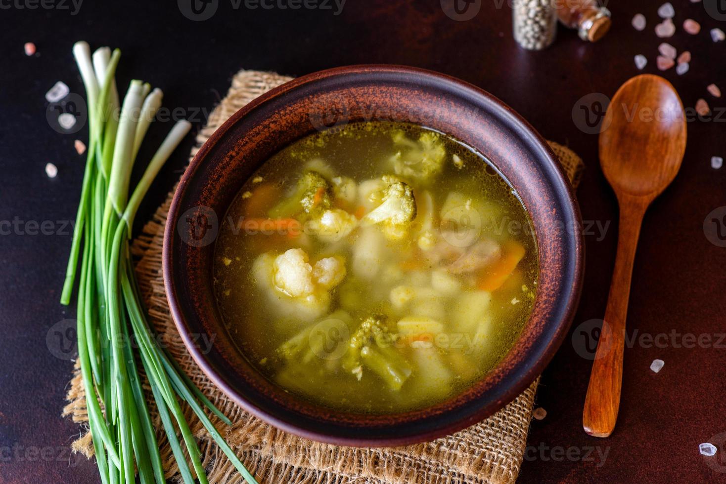 zuppa fresca vegana con broccoli, cavolfiori, asparagi e carote foto