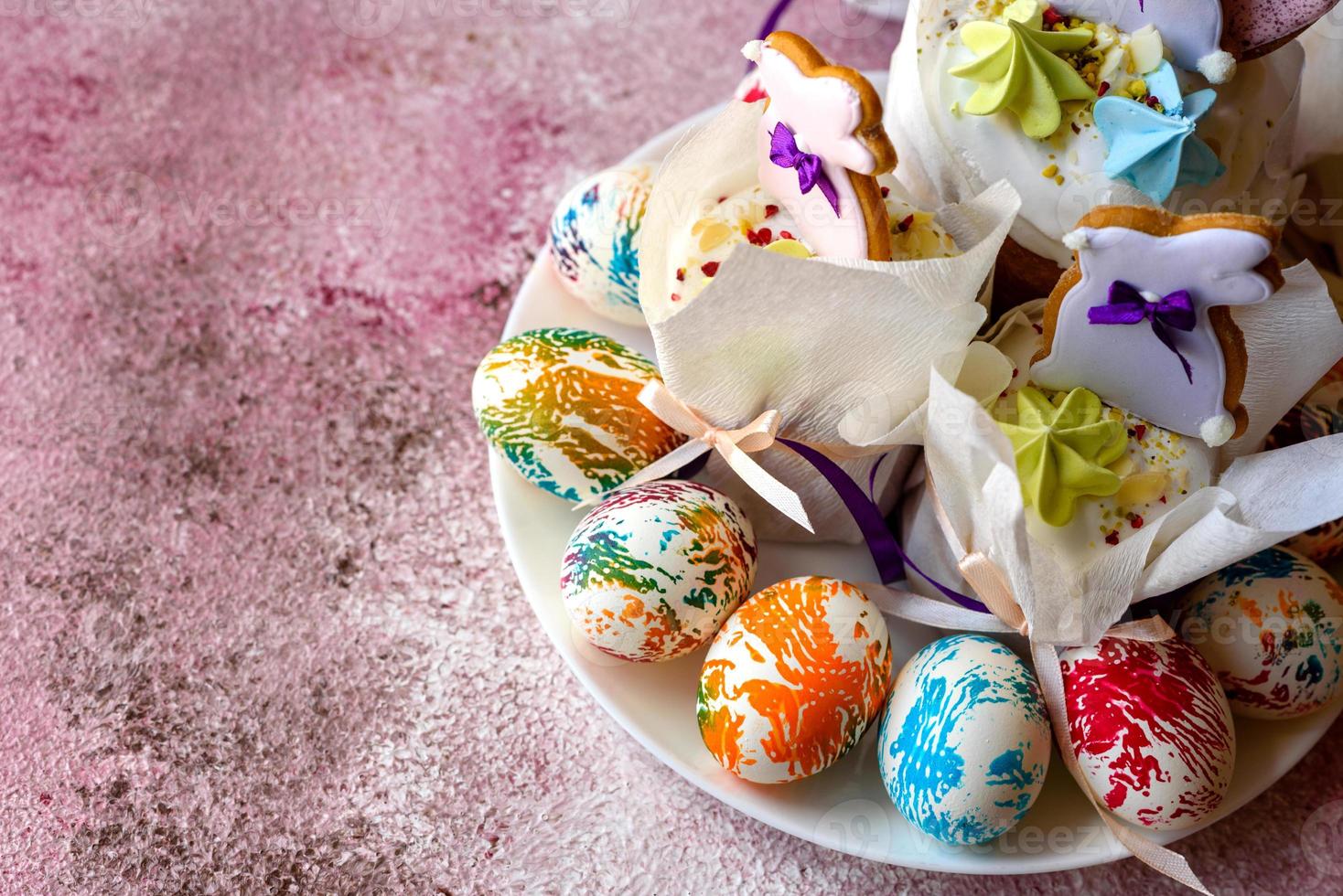 Pasqua uova multicolori luminose con torte di Pasqua foto