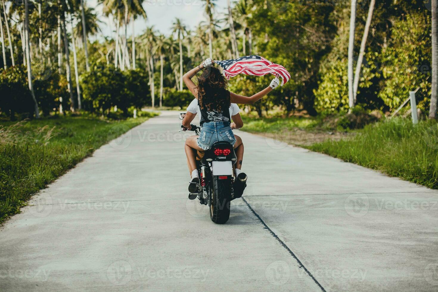 giovane coppia nel amore, equitazione un' motociclo, abbraccio, passione, gratuito spirito, americano bandiera foto