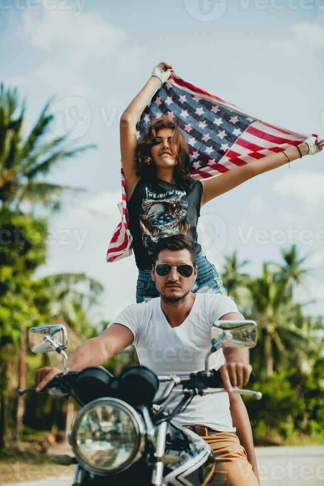 giovane coppia nel amore, equitazione un' motociclo, abbraccio, passione, gratuito spirito, americano bandiera foto