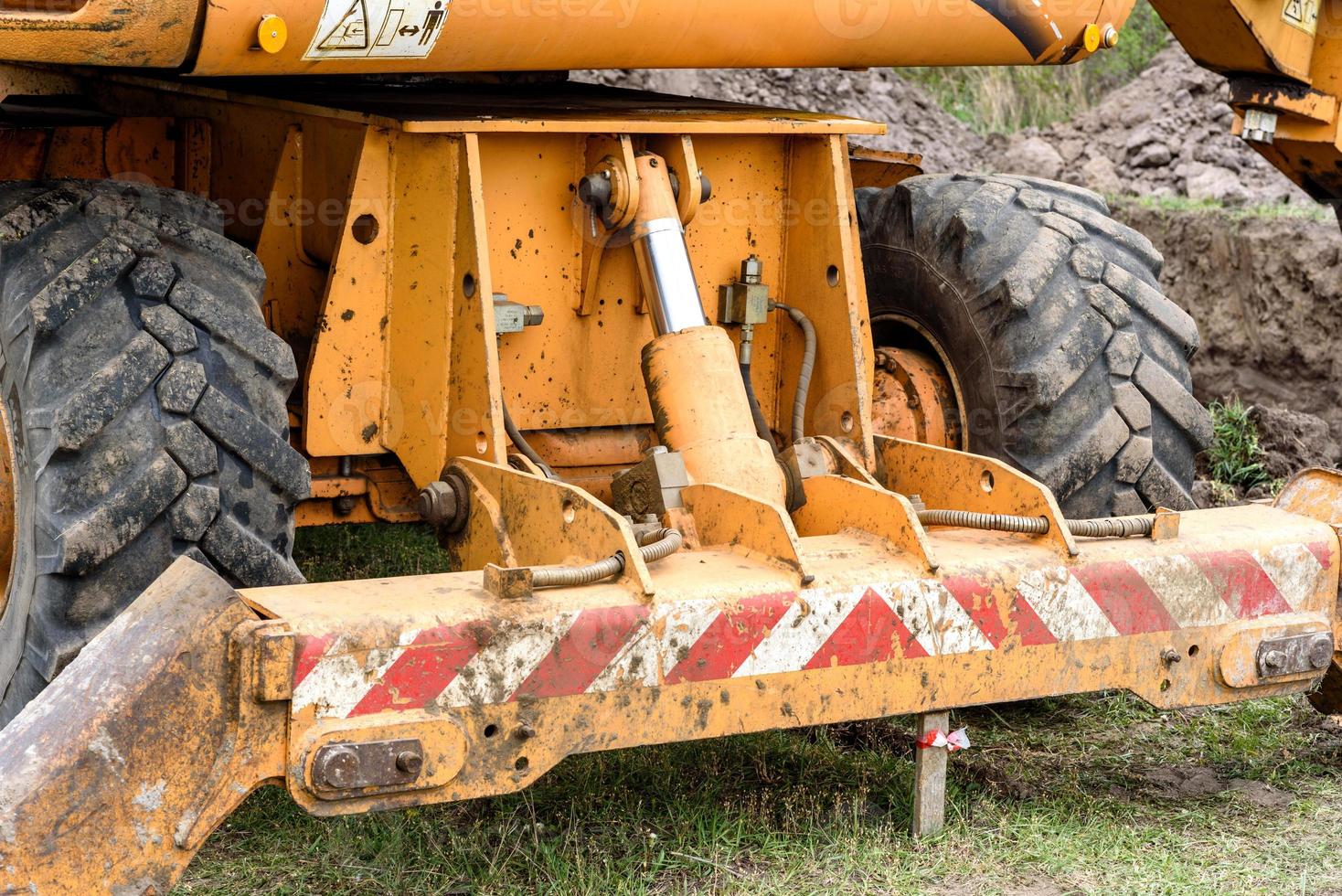 il moderno escavatore esegue lavori di scavo in cantiere foto