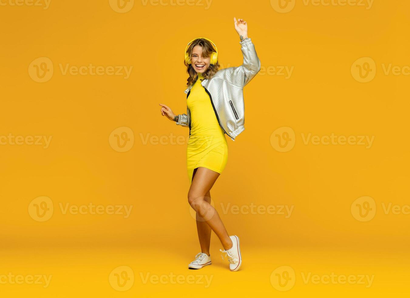 donna con giallo cuffie foto