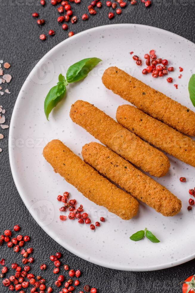 delizioso croccante formaggio bastoni con Mozzarella, sale e spezie, impanato e fritte nel olio foto