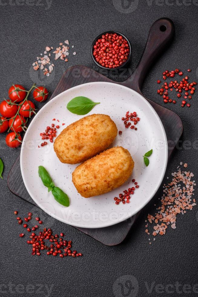 delizioso al forno Patata cotoletta ripieno con pollo e la verdura, spezie e sale foto