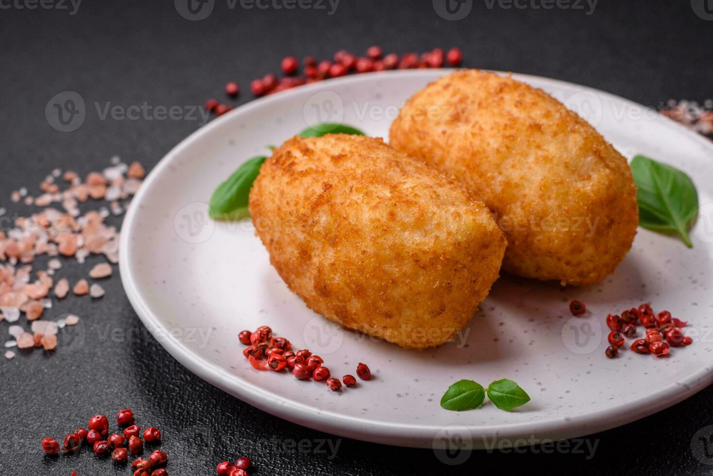 delizioso al forno Patata cotoletta ripieno con pollo e la verdura, spezie e sale foto