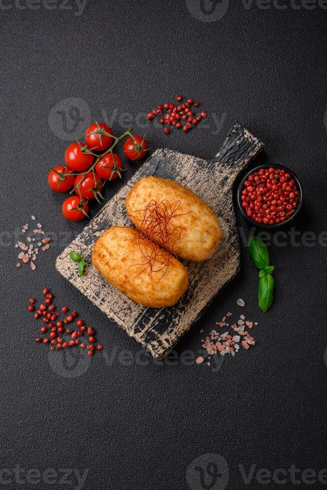 delizioso al forno Patata cotoletta ripieno con pollo e la verdura, spezie e sale foto