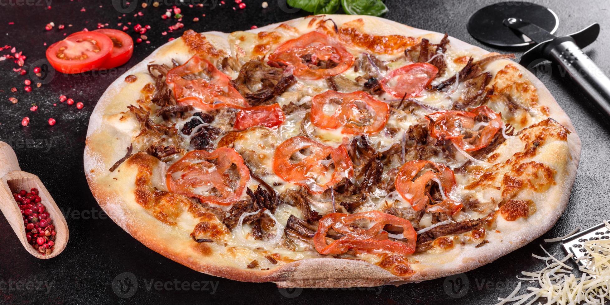 pizza calda fresca con carne, funghi, formaggio e pomodori foto