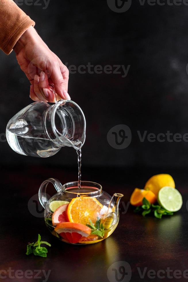tè caldo alla frutta con limone, menta, arancia, lime e pompelmo foto