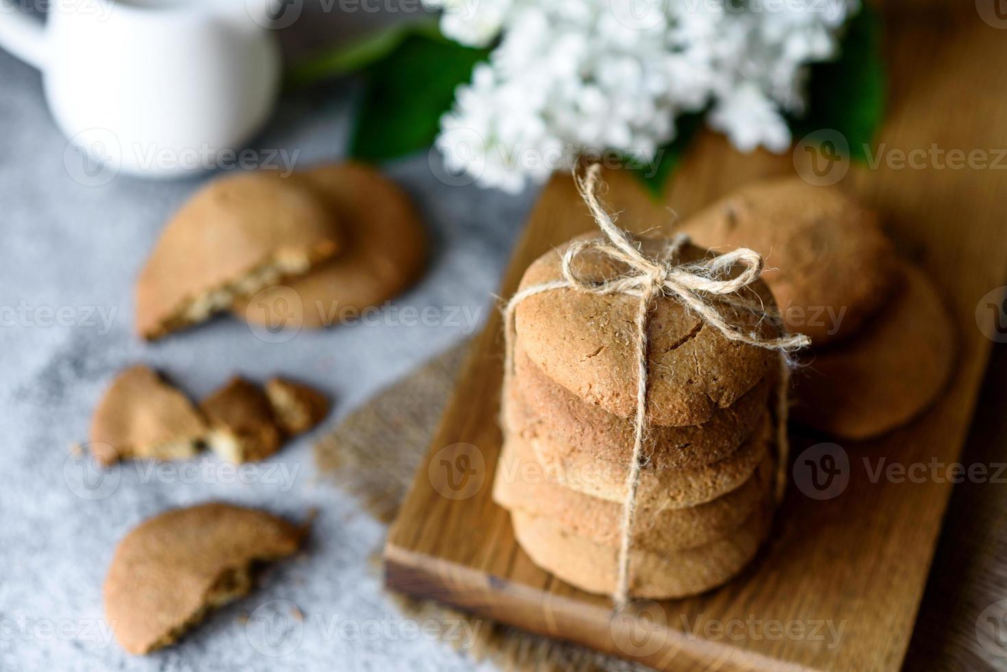 biscotti di farina d'avena fatti in casa su un tagliere di legno foto