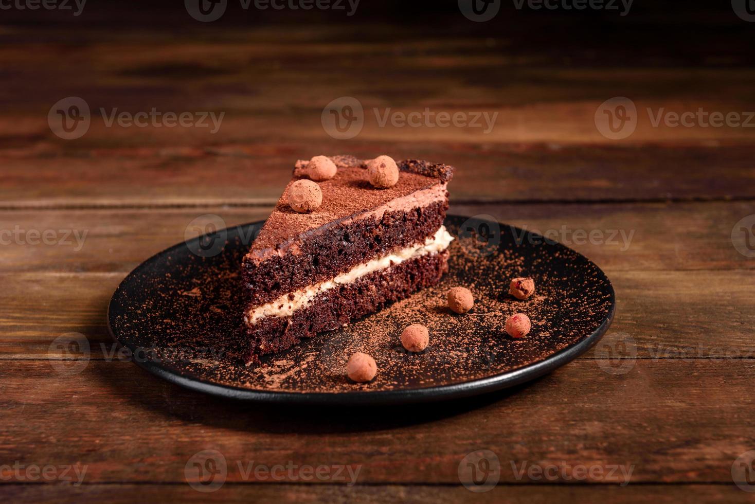 un pezzo di deliziosa torta al cioccolato con frutti di bosco foto