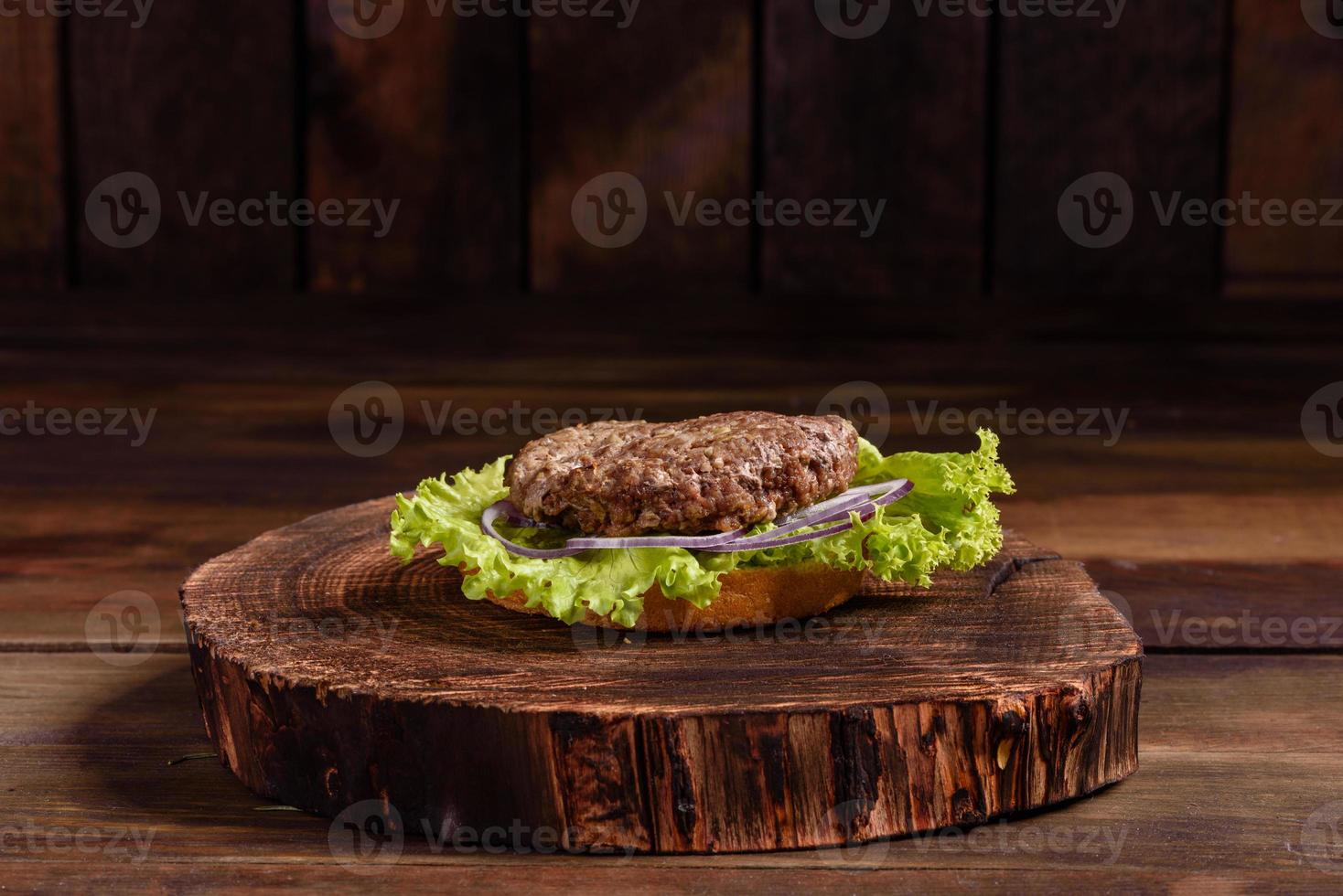 gustoso hamburger fatto in casa alla griglia con manzo, pomodoro, formaggio foto