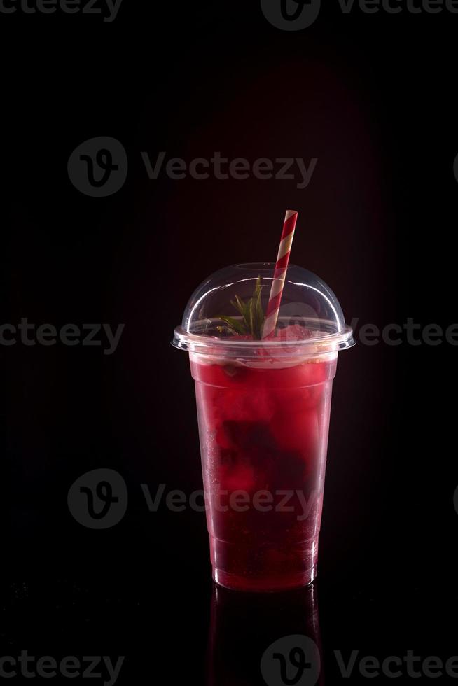 rinfrescante limonata fresca con fragole foto