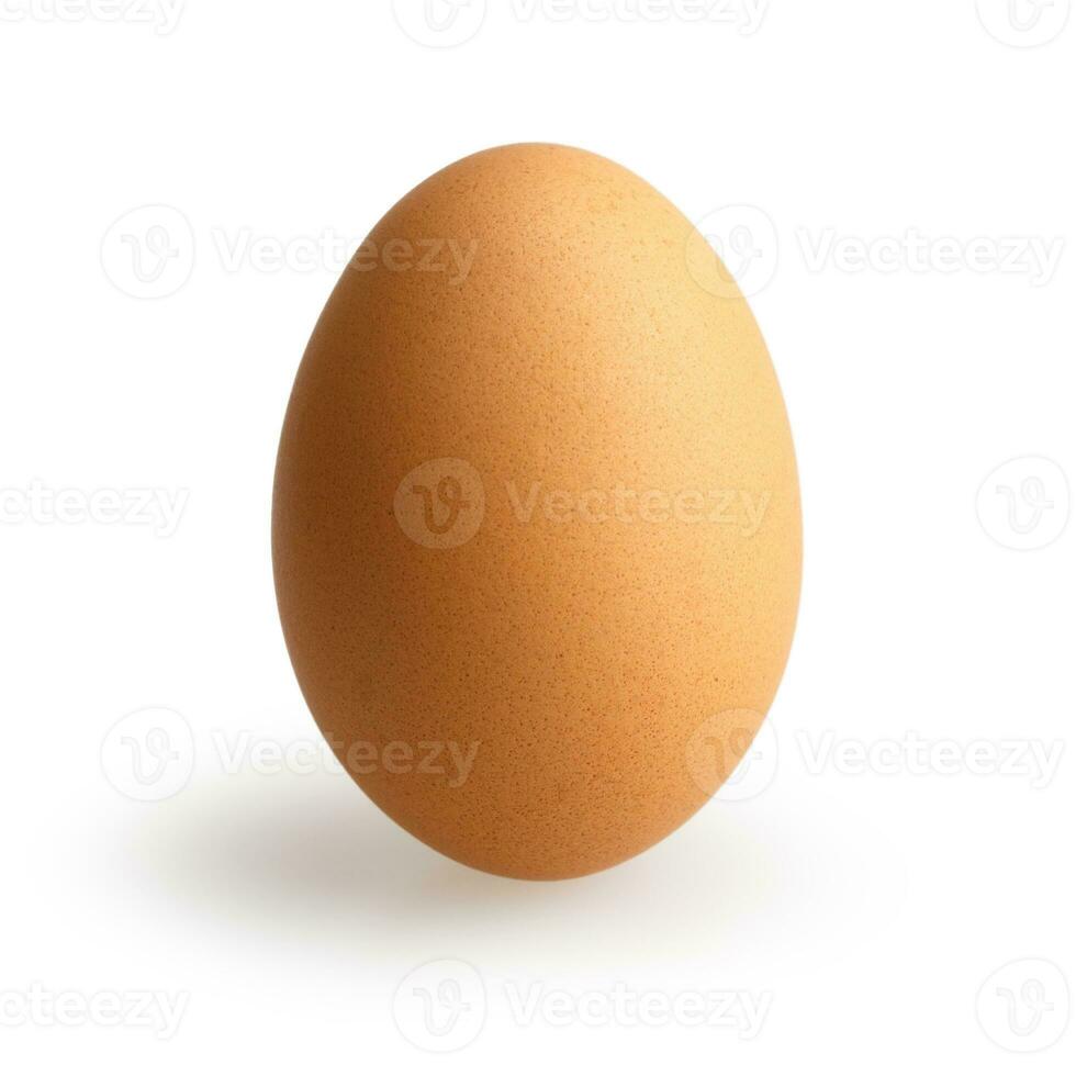 crudo uovo nel il conchiglia verticalmente in piedi su bianca sfondo foto