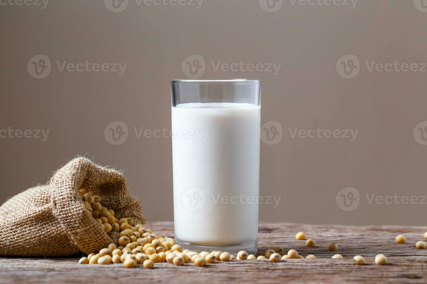 soia su vecchio di legno tavolo con crema parete sfondo. foto